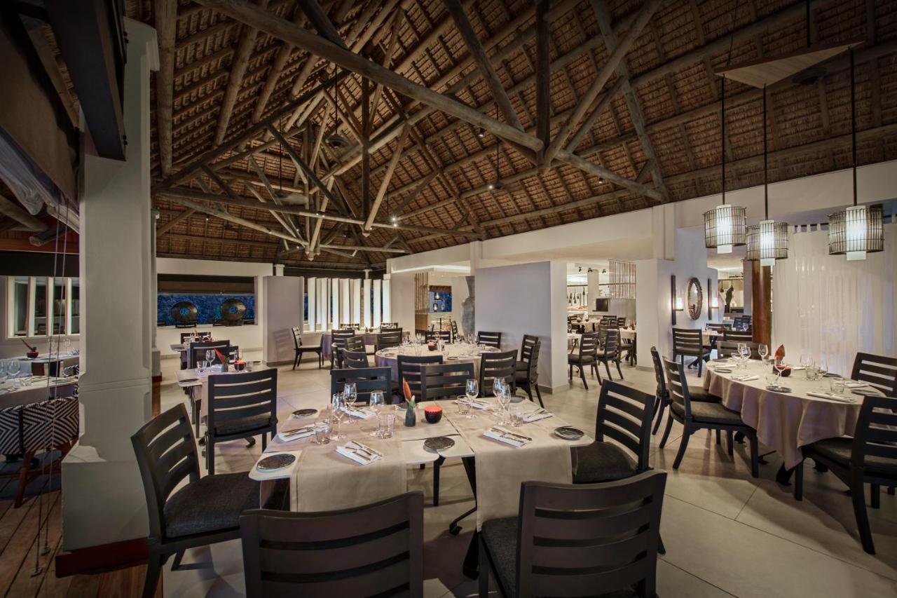 Constance Belle Mare Plage Ngoại thất bức ảnh The restaurant at the resort