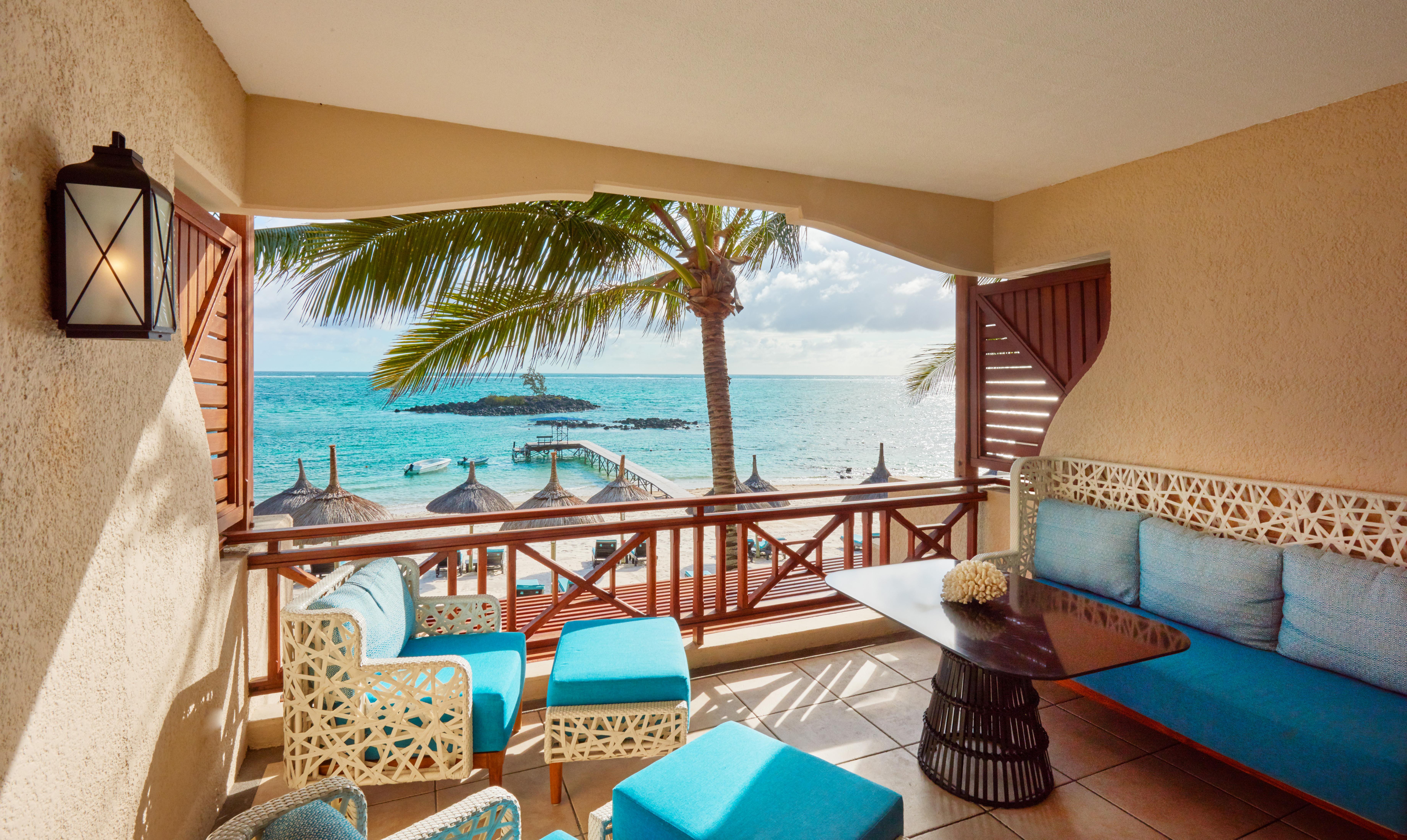 Constance Belle Mare Plage Ngoại thất bức ảnh A view of the beach from a suite at the resort
