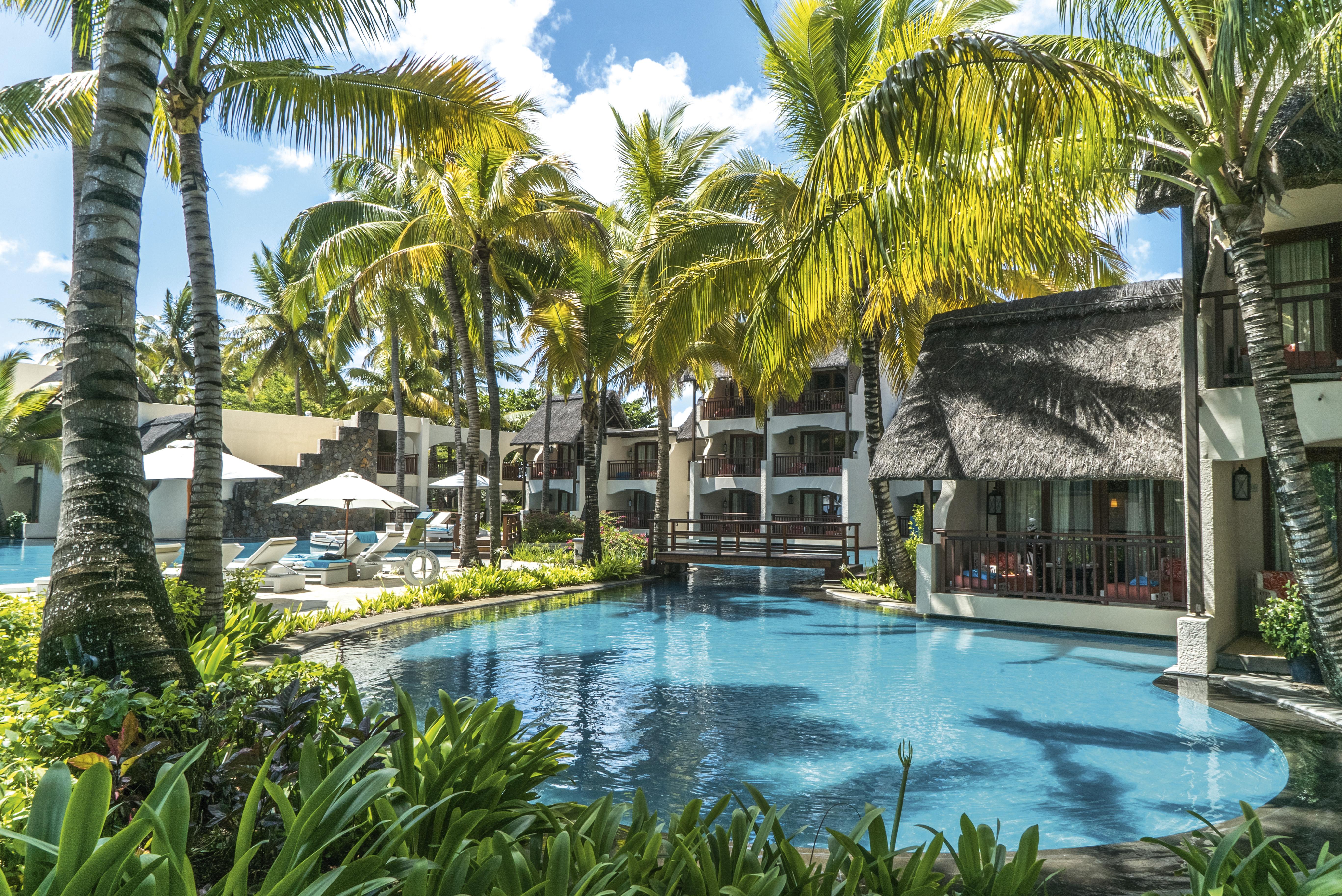Constance Belle Mare Plage Ngoại thất bức ảnh The swimming pool at the resort