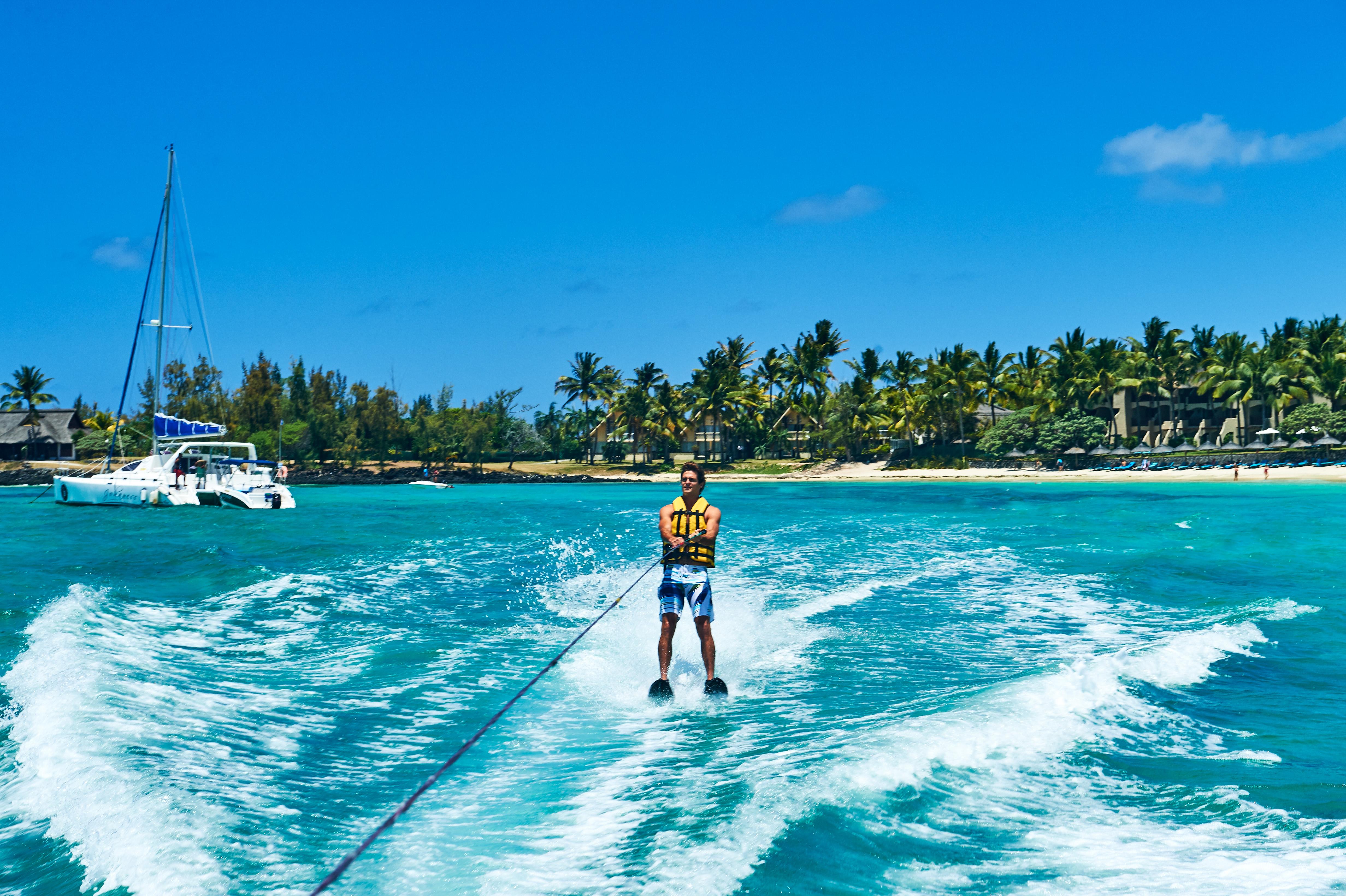 Constance Belle Mare Plage Ngoại thất bức ảnh A man waterskiing in Bermuda