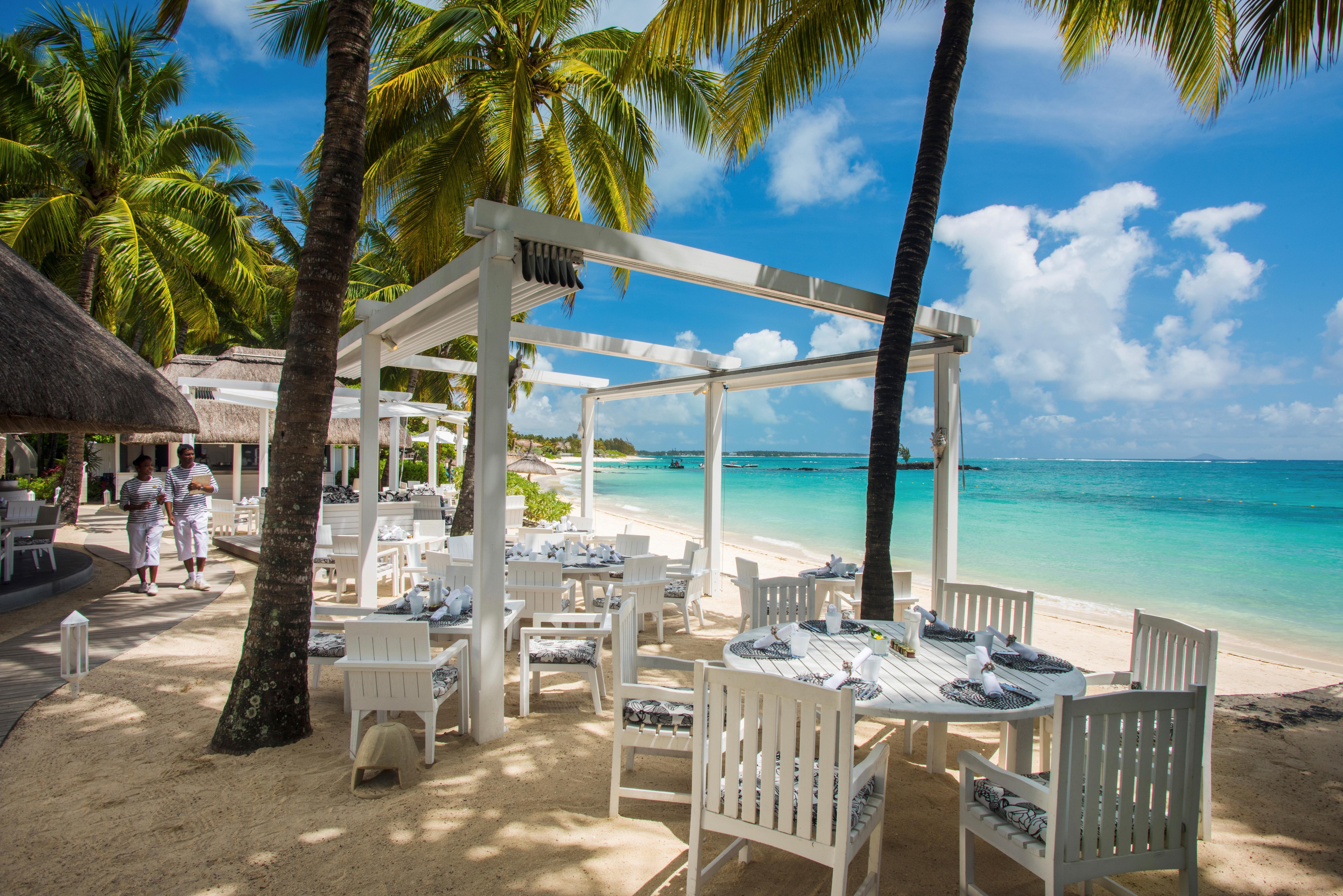 Constance Belle Mare Plage Ngoại thất bức ảnh Beachfront dining at Sandals South Coast