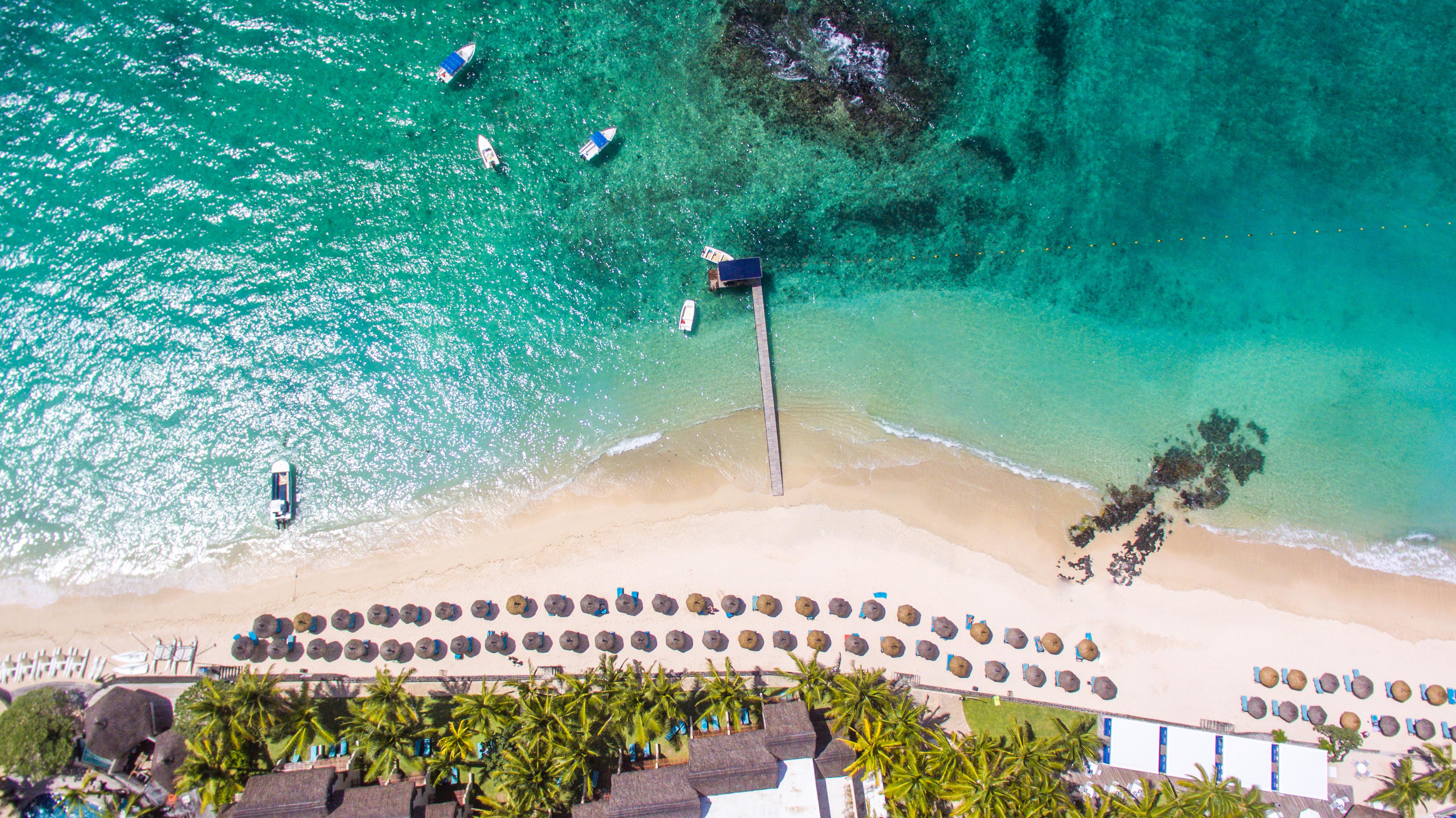 Constance Belle Mare Plage Ngoại thất bức ảnh Aerial view of the beach at the resort