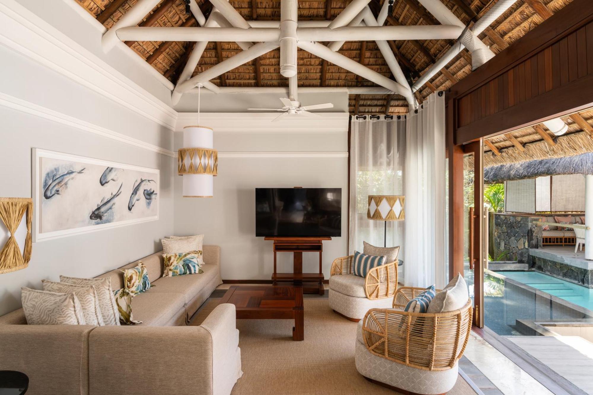 Constance Belle Mare Plage Ngoại thất bức ảnh Living room of a Beachfront Pool Villa